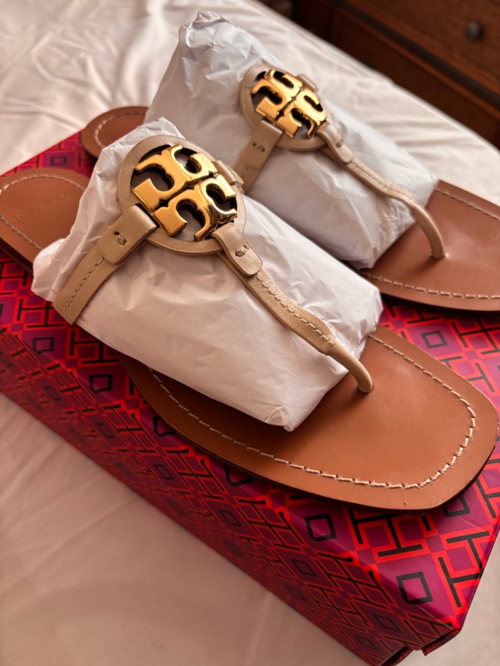 Tory Burch Mini Miller Leather Thong Sandals with Gold Logo. Dulce de Leche. - Picture 6 of 11